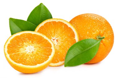 Turuncu beyaz arka planda izole edilmiş. Turuncu kırpma yolu. Yapraklı turuncu