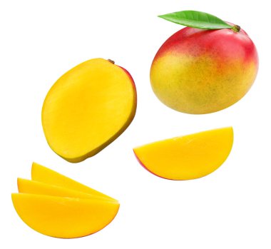 Beyaz arka planda yalıtılmış mango meyveleri ve yapraklar. Yaprak kırpma yolu olan mango. Havada uçan mango