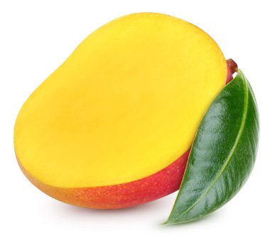 İzole edilmiş mango yarısı. Taze organik mango izole edilmiş kırpma yolu. Mango makro stüdyo fotoğrafı.