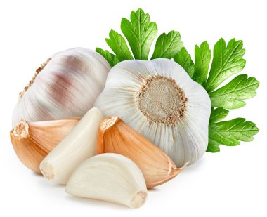 Beyaz arka planda taze sarımsak. Yapraklı sarımsak. Sarımsak kesiyorum. Sarımsaklı makro stüdyo fotoğrafı.