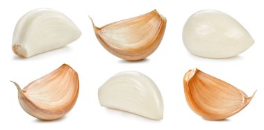 Sarımsak soğanı toplama yolu. Sarımsak beyaz arka planda izole edilmiş. Büyük sarımsak ampulü. Profesyonel stüdyo makro çekimi