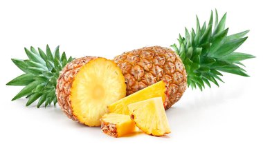 Yapraklı ananas meyvesi. Beyaz üzerine ananas. Ananas kırpma yolu.