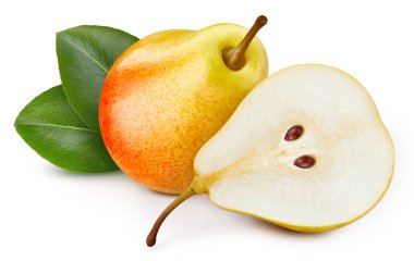 Taze sarı armutlar bir bütün ve beyaz arka planda yaprak ile ikiye bölünmüş. Sarı Armut Kırpma Yolu.