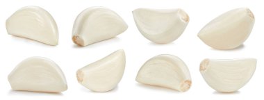 Sarımsak soğanı. Beyaz arka planda taze organik sarımsak. Kesme yolu olan sarımsak ampulü