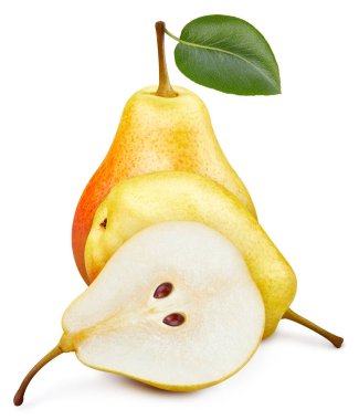 Yapraklı izole armut sarısı. Beyaz arka planda armut meyvesi ve kırpma yolu. Tasarım ögesi olarak.