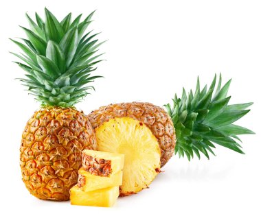 Beyaz arka planda izole edilmiş, yapraklı egzotik meyveli ananas. Ananas Kırpma Yolu. Tam alan derinliği.