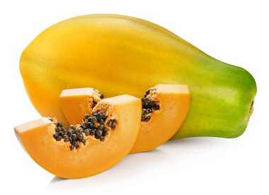 Papaya dilimleri. Papaya beyaz arka planda. Kırpma yolu olan Papaya. Tam alan derinliği