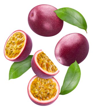 Tutku meyveleri ve yaprakları beyaz bir arka planda izole edilmiş. Yaprak kırpma yolu ile tutku. Maracuya havasında uçmak