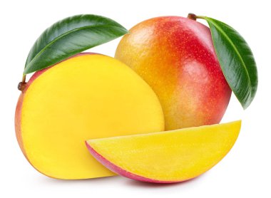 Yapraklı yalıtılmış mango. Beyaz arka planda kesilmiş mango meyvesi. Tasarım ögesi olarak.