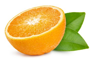 Turuncu yarı. Beyaz arka planda yaprakları olan taze organik portakal. Kırpma yolu ile turuncu