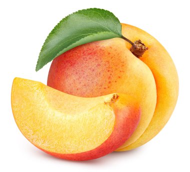 Yapraklı kayısı. Kayısı beyaz arka planda izole edilmiş. Kayısı meyve kesme yolu. Kayısı makro stüdyo fotoğrafı