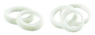 Soğanlı sebze. Beyaz arka planda soğan izole edilmiş. Soğan kırpma yolu.