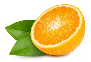 Turuncu yarı. Beyaz arka planda yaprakları olan taze organik portakal. Kırpma yolu ile turuncu