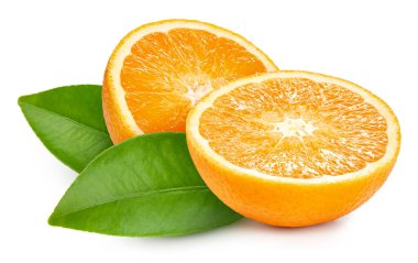 Turuncu yarı. Yapraklı turuncu ve yarısı beyaz arkaplanda