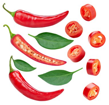 Kırmızı acı biber. Beyaz arka planda yaprakları izole edilmiş taze organik biber. Kırpma yolu olan kırmızı biber