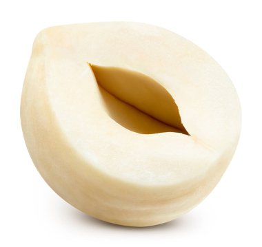 Beyaz arka planda kremalı bir çekirdekli fındık dilimi. Fındık yarım kırpma yolu