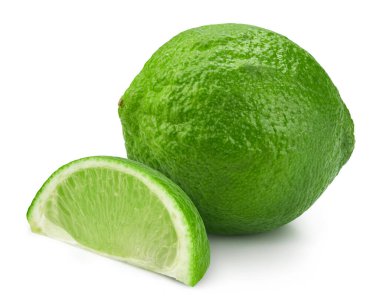 Kireç. Beyaz arka planda limon izole edilmiş. Limonlu meyve kesme yolu. Limonlu makro stüdyo fotoğrafı