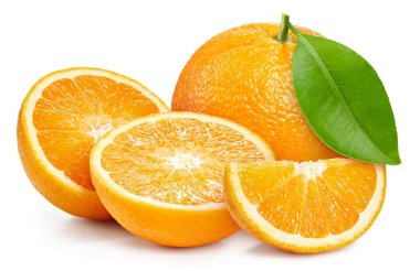 Yapraklı portakal. Beyaz arka planda taze organik portakal. Turuncu makro