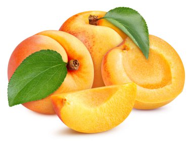 Yapraklı kayısı. Kayısı beyaz arka planda izole edilmiş. Kayısı meyve kesme yolu. Kayısı makro stüdyo fotoğrafı