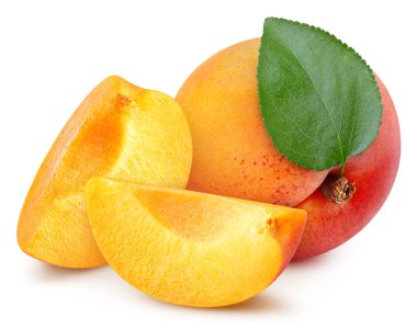 Yapraklı kayısı. Kayısı beyaz arka planda izole edilmiş. Kayısı meyve kesme yolu. Kayısı makro stüdyo fotoğrafı