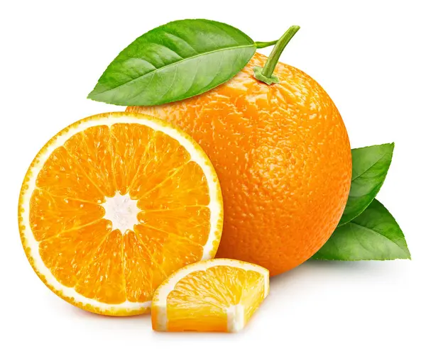 Taze turuncu beyaz arka planda izole edilmiş. Yapraklı portakal. Turuncu yol kesiliyor. Turuncu makro stüdyo fotoğrafı
