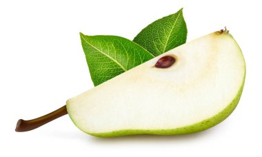Yapraklı armut dilimi. Beyaz arka planda izole edilmiş armut dilimi. Armut makrosu. kırpma yolu ile