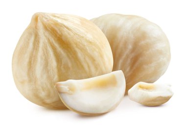 Fındık. Fındık, beyaz arka planda izole edilmiş. Kesme yolu olan fındık