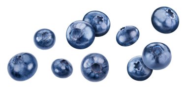 Yabanmersini seti. Uçan yaban mersini kırpma yolu. Beyaz arkaplanda yaban mersini izole edilmiş