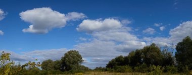 Panorama mavi gökyüzü ve gün ışığı doğal arkaplan bulutları. Dramatik zıt gökyüzü