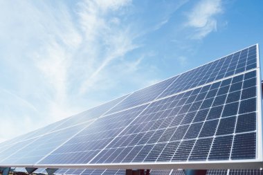 Gökyüzündeki bulutla birlikte güneş enerjisi (güneş pili), sıcak iklim enerji üretiminin artmasına, dünyanın enerjisinin korunması için alternatif enerjiye, temiz enerji üretimi için fotovoltaik modül fikrine yol açar..