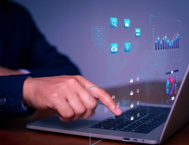 Bilgisayarda İş Analizi ve Veri Yönetim Sistemi ile çalışan analist, KPI ve veritabanına bağlı metrik raporlar hazırlıyor. Finans, işlemler, satış ve pazarlama için kurumsal strateji.