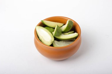 Kahverengi kasede turşu için yeşil mango dilimleri