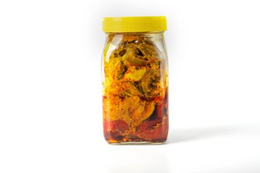 Beyaz arka planda sarı başlıklı mango turşusu kavanozu