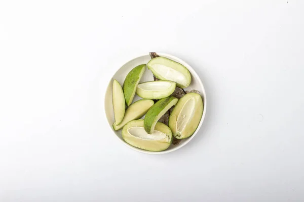 Rebanadas Mangos Verdes Para Encurtidos Plato Blanco — Foto de Stock