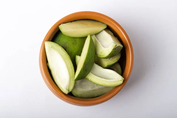 Kahverengi Kasede Turşu Için Yeşil Mango Dilimleri — Stok fotoğraf