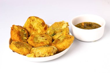 Yeşil soslu Hint yemeği.