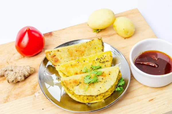 Υγιεινό Ινδικό Πρωινό Σάλτσα Και Πράσινο Κόλιανδρο Ξύλινη Σανίδα Royalty Free Φωτογραφίες Αρχείου