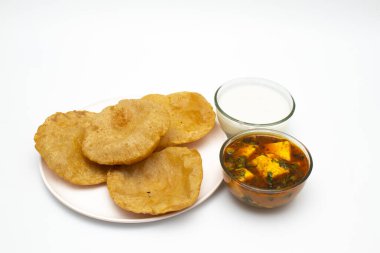 Hint lokantası tali yemek yaptı. Matar paneer, halwa, balkabağı sosu, lor, yogut ve patates soslu.