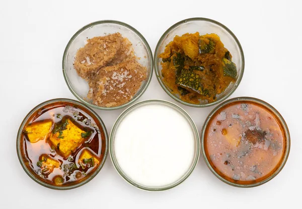 インドの家は ペンダル ハルワ カボチャグレー カルド ヨーグルト ジャガイモグレーで食べ物のサリを作りました — ストック写真