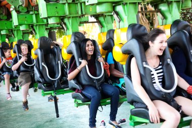 Johannesburg, Güney Afrika - 16 Kasım 2012: Lunaparkta hız trenine binen gençler