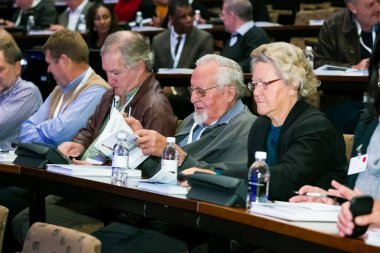 Johannesburg, Güney Afrika - 30 Mayıs 2014: Konferans salonunda AGM toplantısına katılan delegeler
