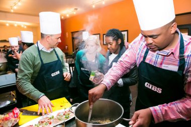 Johannesburg, Güney Afrika - 31 Ağustos 2014: Ekip oluşturma kursunda çeşitli kişiler