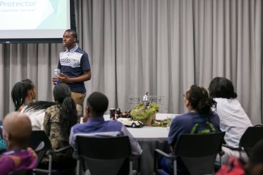 Johannesburg, Güney Afrika - 7 Ekim 2015: Üniversite öğrencileri bir atölyede sunum yapıyorlar