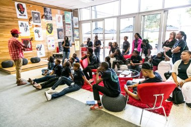 Johannesburg, Güney Afrika - 7 Ekim 2015: Üniversite öğrencileri bir atölyeye katılıyor