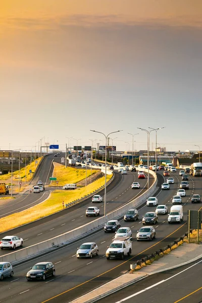 南アフリカ共和国ケープタウン 2022年10月12日 日没時の高速道路でラッシュ時の交通 — ストック写真