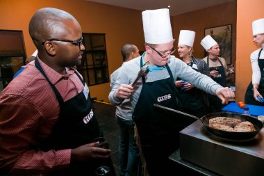 Johannesburg, Güney Afrika - 31 Ağustos 2014: Ekip oluşturma kursunda çeşitli kişiler