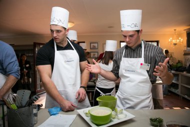 Johannesburg, Güney Afrika - 10 Haziran 2015: Ekip oluşturma kursunda çeşitli gençler