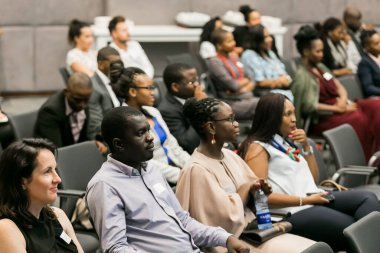 Johannesburg, Güney Afrika - 9 Şubat 2017: Konferans salonunda bir konferansa katılan delegeler