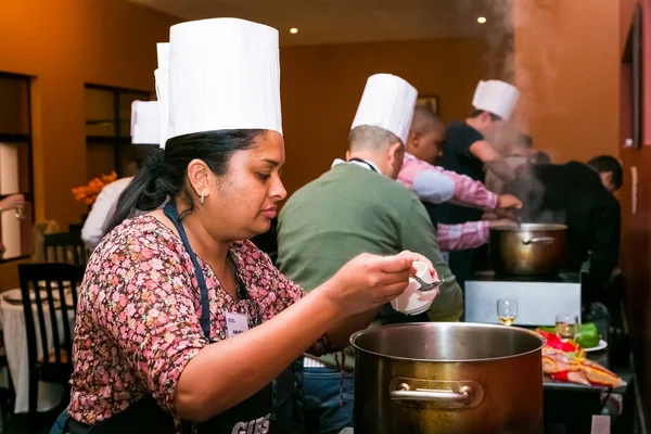 Johannesburg, Güney Afrika - 31 Ağustos 2014: Ekip oluşturma kursunda çeşitli kişiler