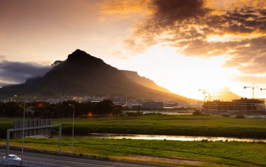 Cape Town, Güney Afrika 'da gün batımında inşaat vinçleri